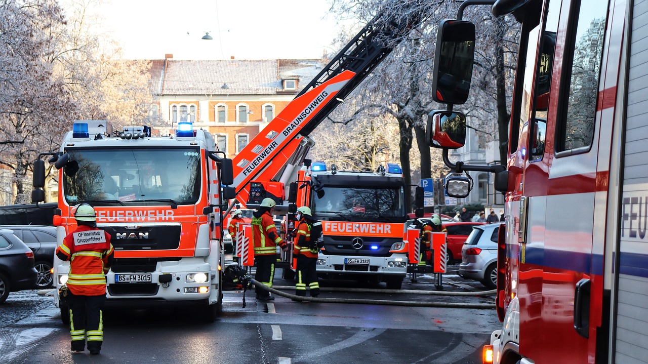 Zwei Brände in Wien: Hochhausbrand durch Sauerstoffflasche und Explosionen in Geschäft Zwei Brände in Wien: Hochhausbrand durch Sauerstoffflasche und Explosionen in Geschäft