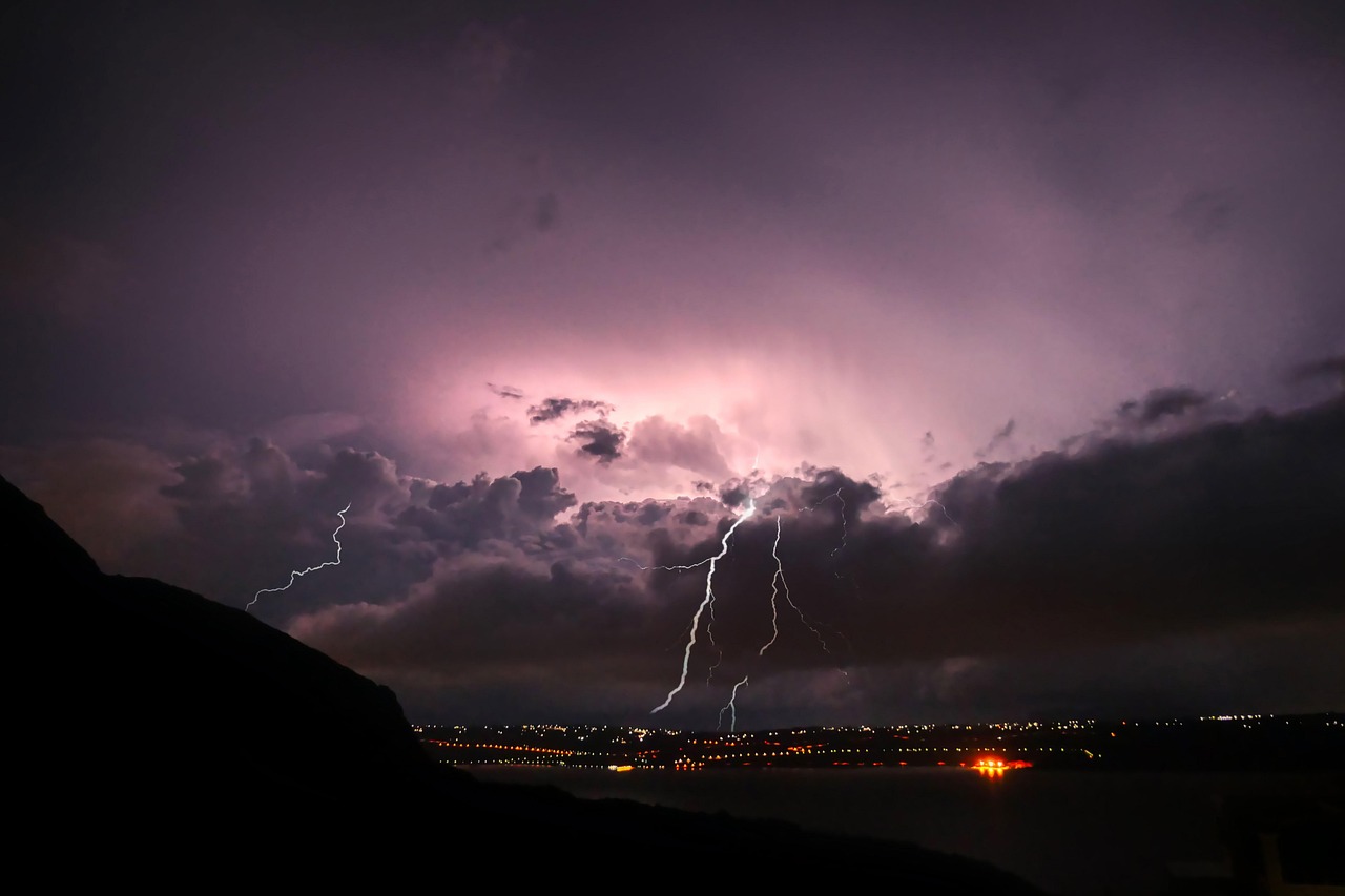 Tiefschlagende Unwetter sorgen für Feuerwehreinsätze und Stromausfall Tiefschlagende Unwetter sorgen für Feuerwehreinsätze und Stromausfall